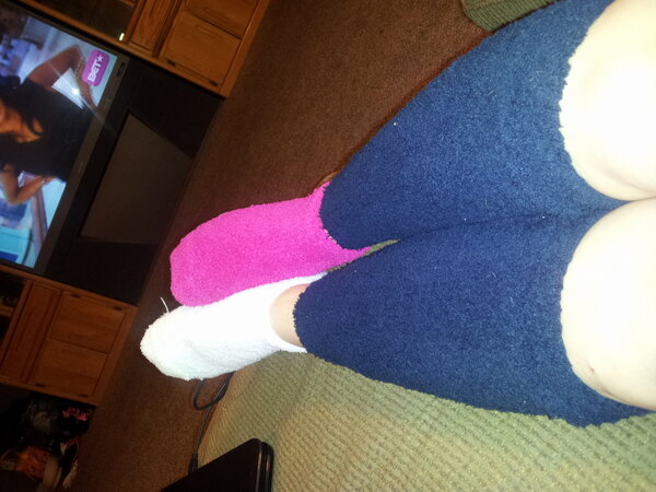 AdriiianaBooty's tweet image. the struggle , house is cold . #legwarmers #differentsocks #cold #biiigmommashouse