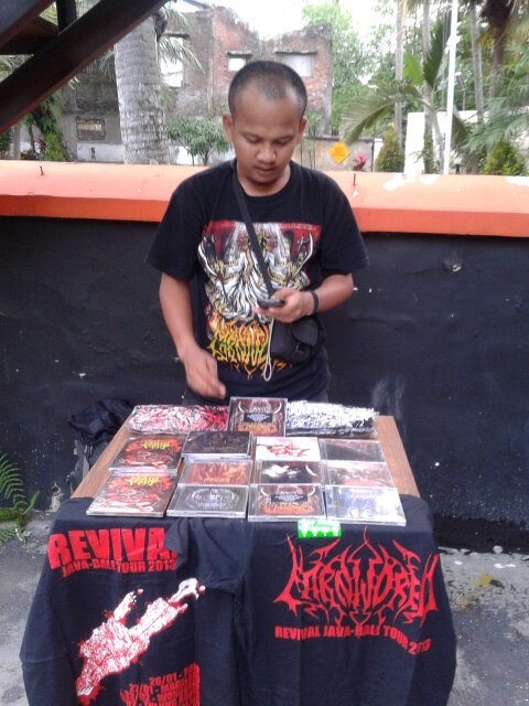 Tersedia juga lapak dari temen2 <a href="/Carnivored/">Carnivored</a> di depan gate masuk. Jngn takut sama dia,dia sudah jinak #TorturePit2