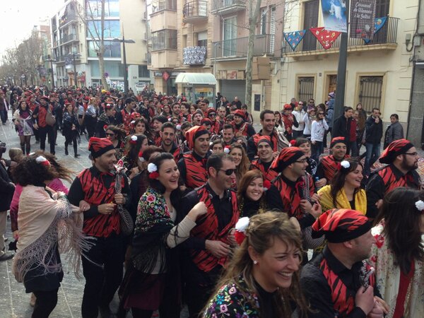 gerardromero's tweet photo. Ramblaaaaa amuuuunt @lapitonga on fireeee! #lescomparses #comparsesvng #carnavalvng http://t.co/7FGBauGL