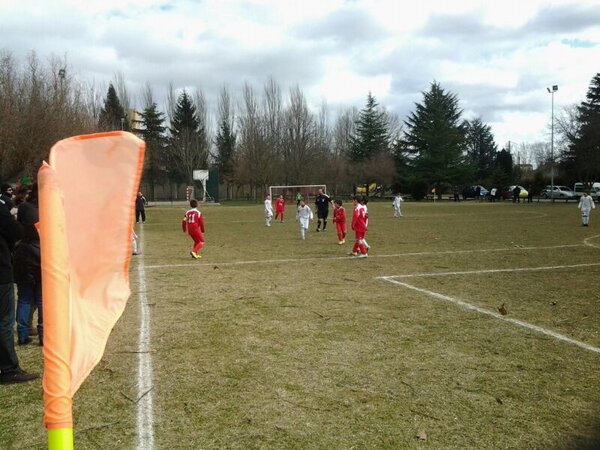El Veguellina le arranacar un empate al Benjamin A (1-1) apoyándose en el fuerte viento. El blanco no les sento bien.