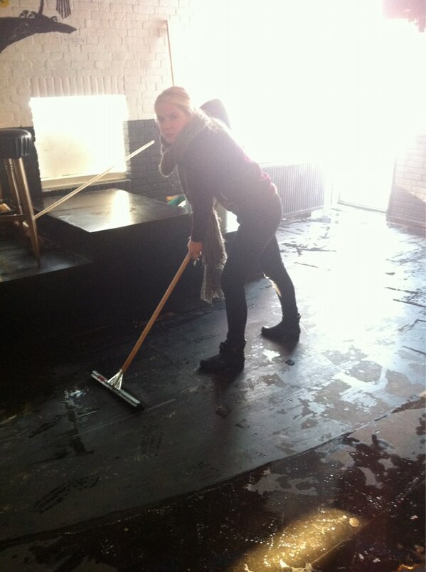 jhglimmen's tweet photo. JH bestuur is cleaning up the messs!!! http://t.co/JpaoCb4g