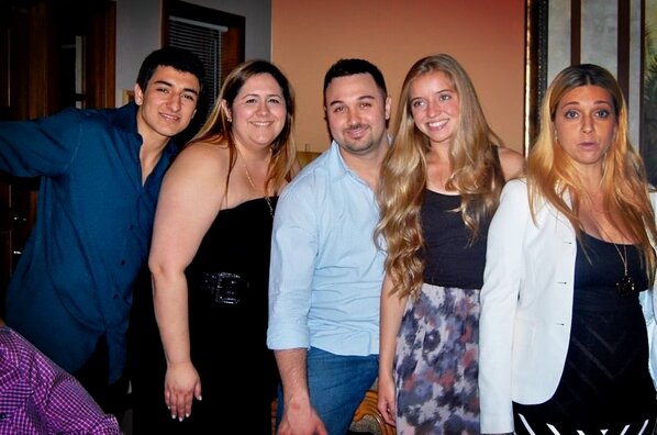 raizalicea's tweet image. This is how my family takes a siblings picture when I'm not there... :::extend arm out for raiza::: #alwaysmissing