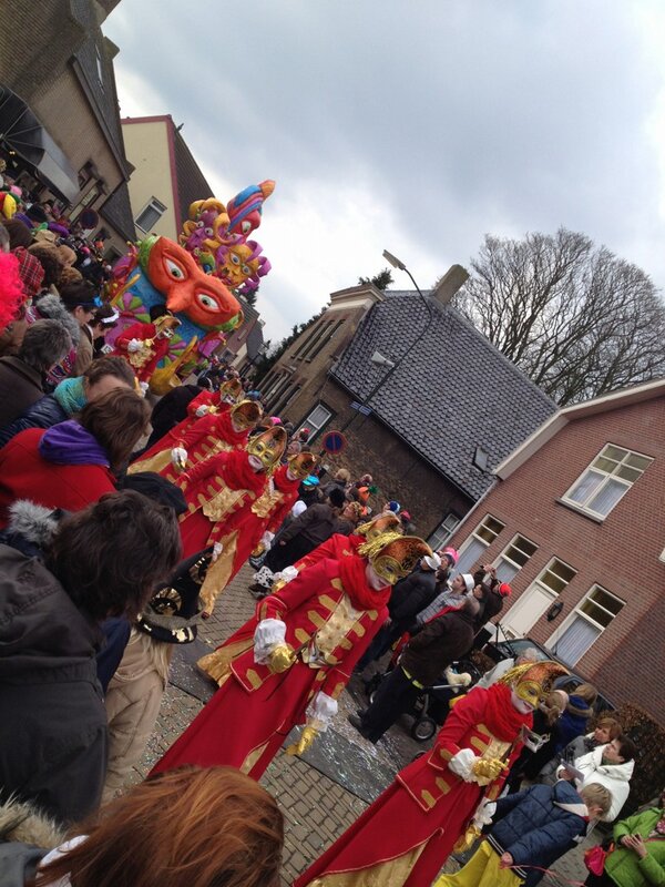 Gisteren ook indrukwekkende optocht #haaykaant. Naast de mooie wagens ook veel optredens met prachtige figuranten