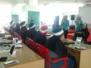 halalcorner's tweet photo. Asiikk "@HalalBeautyClas: #HalalBeautyClass w/ @halalcorner so exited! http://t.co/0c8CcLAg"