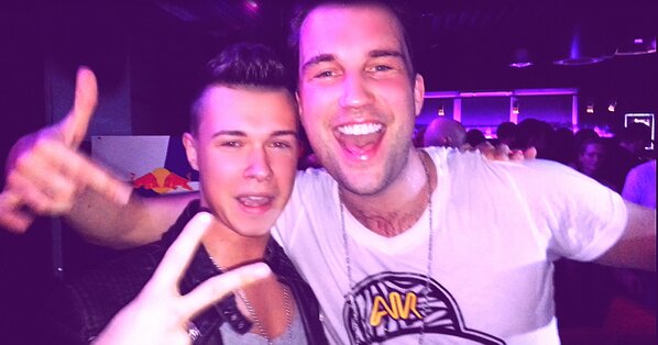 OfficialBCase's tweet photo. Trotz Verspätung geiler Abend Men!!! Have a nice week!!! :-)
@Djantoine http://t.co/1gNY1Ewr