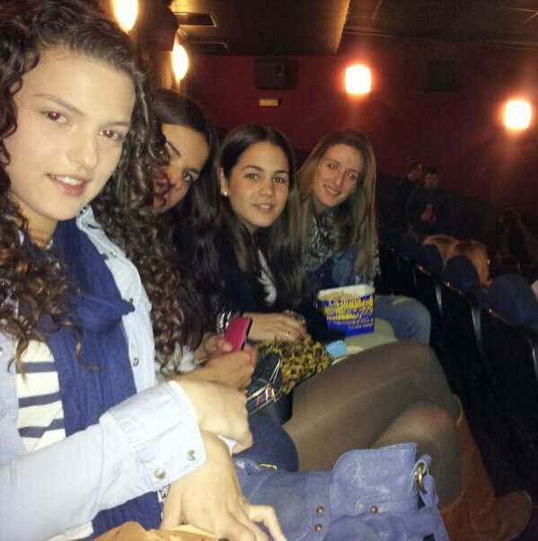 vanefois's tweet photo. Tarde de cine!! @the_fois @NegraTamara @cristinitamrtnz a pasar un poco de #Miedo http://t.co/hHgDd2QJ