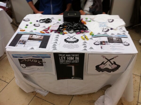 GreatManTheory1's tweet image. @MusicM1First promoting our single launch at the metro centre today!! Cheers lads!! #LetHimIn