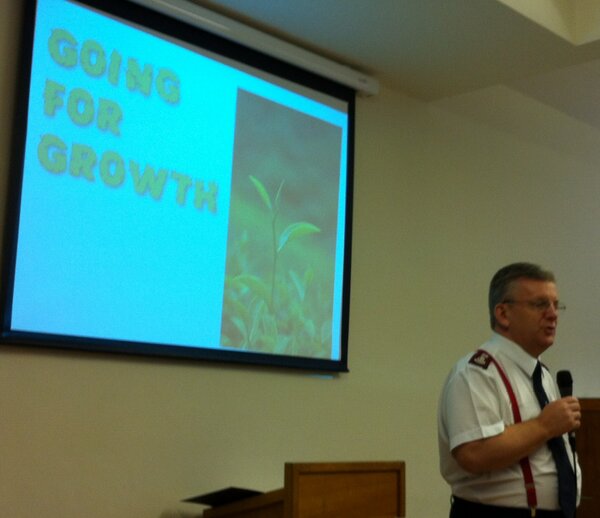 KilmarnockSA's tweet photo. @KilmarnockSA 
Major Elywn Harries teaching on Natural Church Growth to Kilmarnock Salvation Army http://t.co/riYhWZ3k