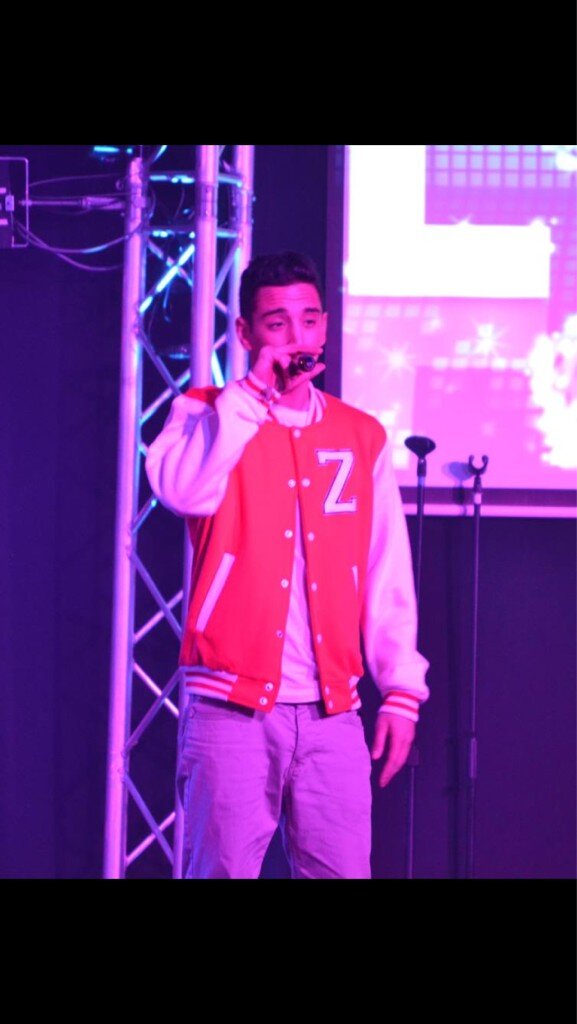 ClOneDirection1's tweet image. Zayn loving Fridays gig!!