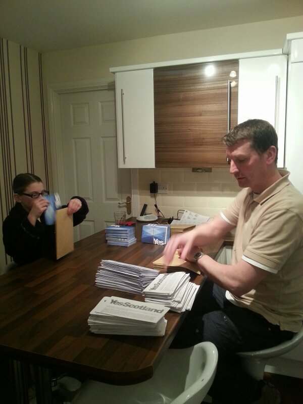 DaveDooganSNP's tweet photo. All hands on deck in preparation 4 Tuesday's mammoth @yesperthkinross   leaflet drop in #perthcity #indyref #scotland http://t.co/9QI1R3Kz