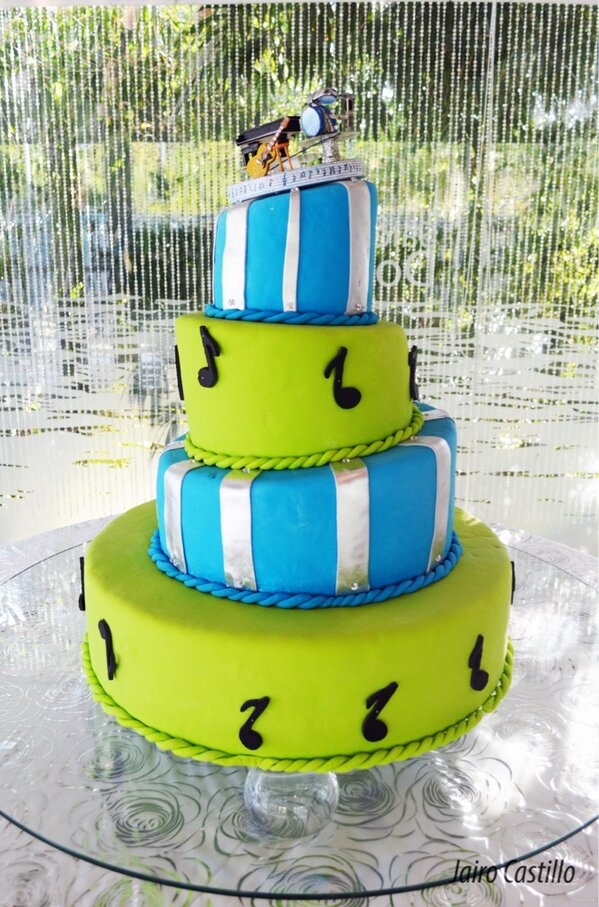 Ael_Eventos's tweet photo. Bizcocho temático para Quinceañeras http://t.co/dHtz1pne
