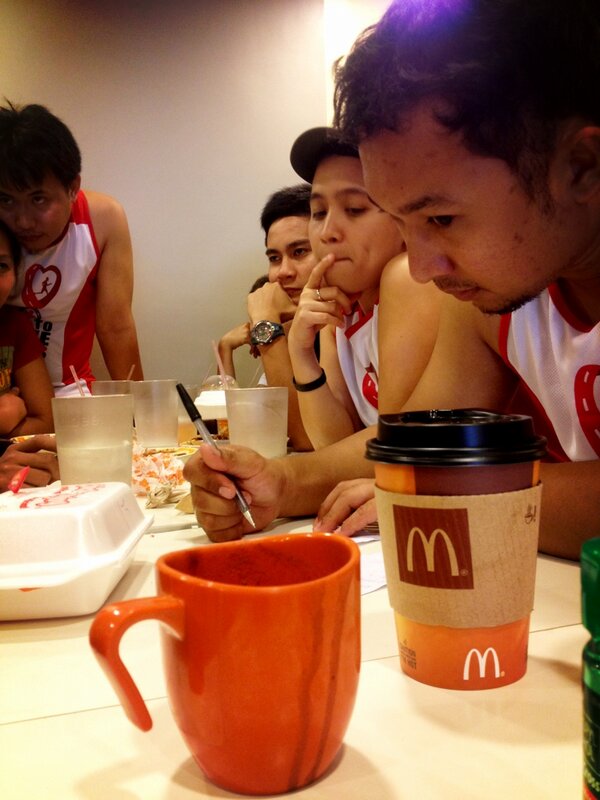 McDo_PH's tweet photo. RT @jepepips How serious these people in their event organizing. @McDo_ph #hiking #pulag #postclimb #meeting #mvr http://t.co/NDhsKiAa