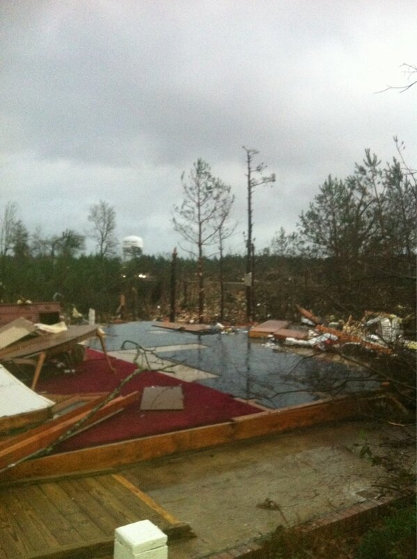 Jeremy88's tweet photo. @joshlevscnn this was a two story house two people injures http://t.co/ylY95IzW