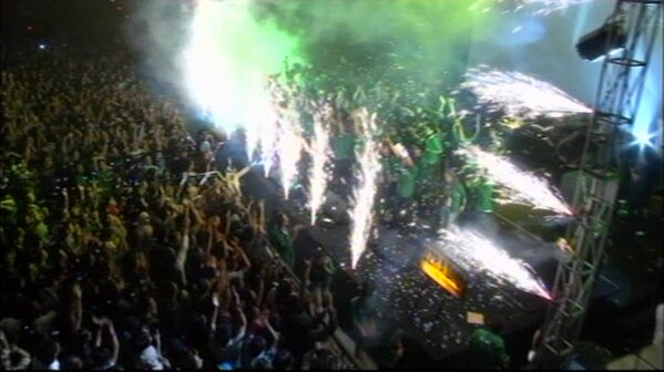 F2WL12's tweet photo. RT @Anggimrizqi: Moment of one year ago, this is a happy ending :) Happy 1st Anniv "ZOIZ" @F2WL12 http://t.co/XN278tbk