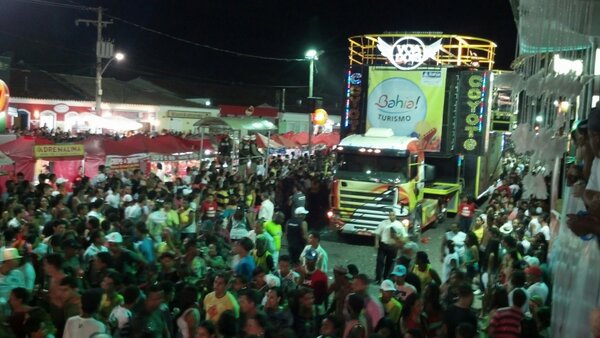 Andersonqrf's tweet photo. @voadois arrasta uma galera atrás  do trio  em Porto Seguro #showtime http://t.co/kmjQp8DE