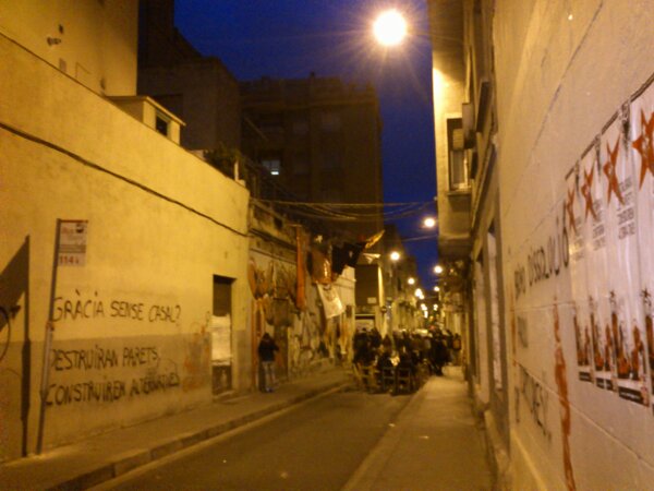 ArranLesCorts's tweet photo. Matí de resistència, el casal es queda a Gràcia! @ARRANGracia http://t.co/LC1WBzMh