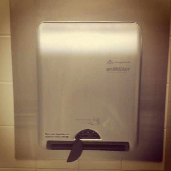 seansalomon's tweet image. I don&apos;t understand automatic paper towel dispensers. This one is broken, it&apos;s predecessor never broke #uselesstech