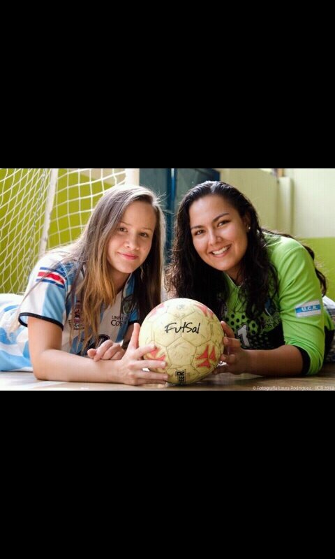 Natalia López y Tracy Villalobos jugadores de fútbol sala que representará al país en los juegos centroamericanos.