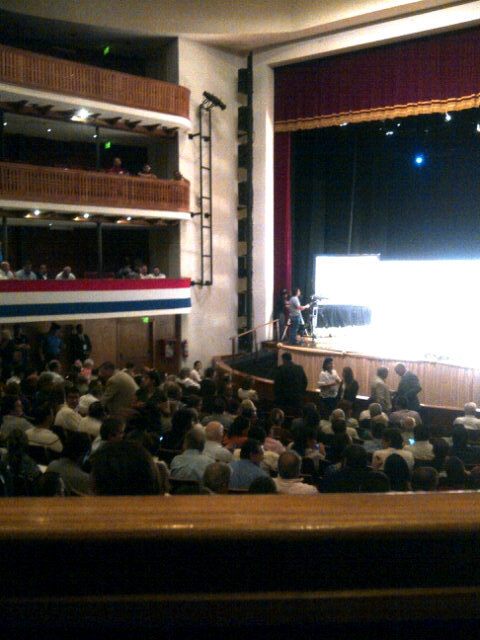 Ivan_ANR's tweet photo. En el foro de agronegocio con @horacio_cartes en el Teatro Municipal de Asuncion. http://t.co/UzfBHSxxEh