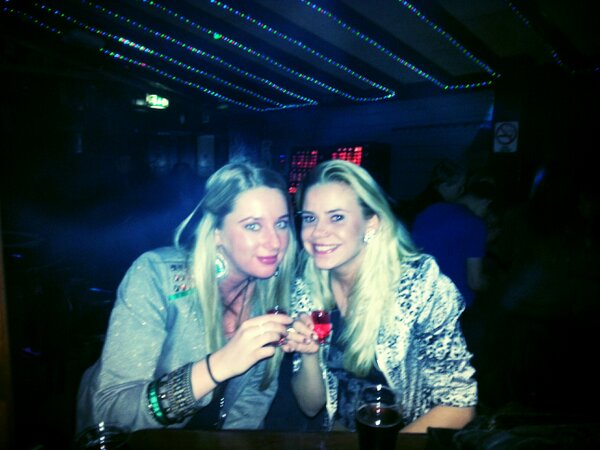 Ellendejutt's tweet photo. Ff gezellig met @Jessicatjuh19  borreltje doen :-) http://t.co/6COGQZlUMQ