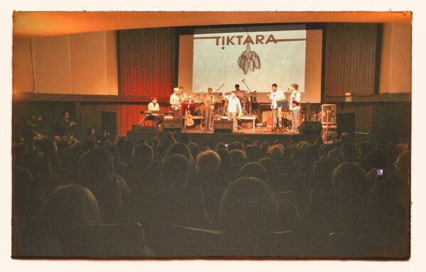 <a href="/modeloaretoa/">modelo aretoa</a> leporaino beteta TikTara taldearen lehen diskoa aurkezteko festan. Salsa euskaraz. Biba zuek! #Zarautz