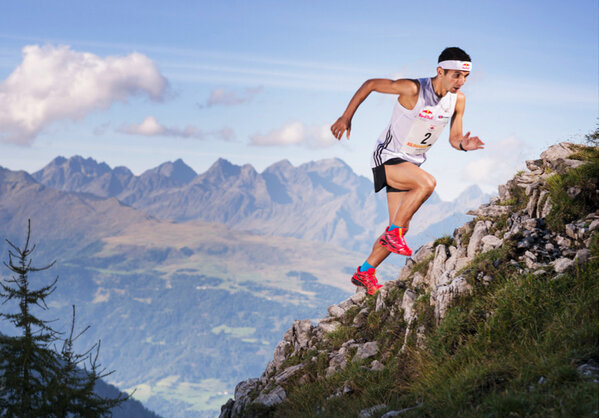 Тренировка в горах. Поход в горы. Пробежка в горах. Трейл раннинг. Креативный прыжок.