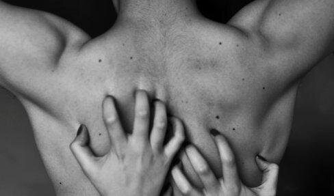 stevmadd's tweet photo. "Diez uñas en mi espalda es magia." http://t.co/hXZaKt16do