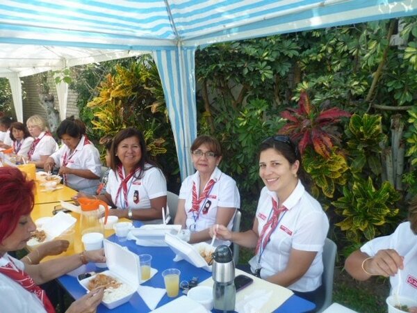 GuiasScoutsPeru's tweet photo. Compartiendo el almuerzo http://t.co/ZovjYlbTGb