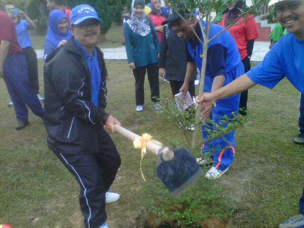 penjaramalaysia's tweet photo. "RT@KamaJantan: Pelancaran Program Tanam Pokok Dato Sri KJP bersama skudmuda KDN @KPPenjara @penjaramalaysia http://t.co/iDMnIDnab0"