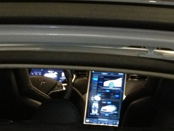NISHwmn's tweet image. Front dash of the Tesla- awesome vehicle! #Tesla #greenauto
