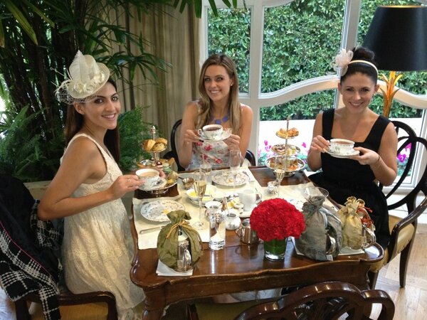 MiriamIsa's tweet photo. Afternoon tea with the ladies! @DanaWardOnline @JoslynDavis #WeSoClassy http://t.co/f8gkkFIAc8