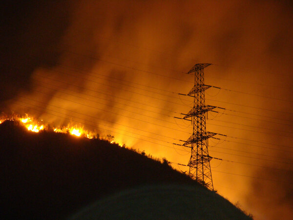 rctv's tweet photo. Anoche se volvió a prender El Avila  http://t.co/8UUC1jeqV7 vía @arriaga1967