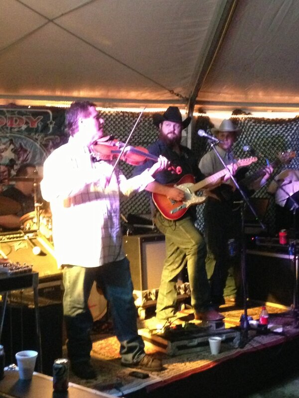 tpierce790's tweet photo. If you're gonna play in Texas you better have a fiddle in the band #Rodeo @KristenWest12 @DylanDigmon @davecheniz http://t.co/5O9aLxMuQ1
