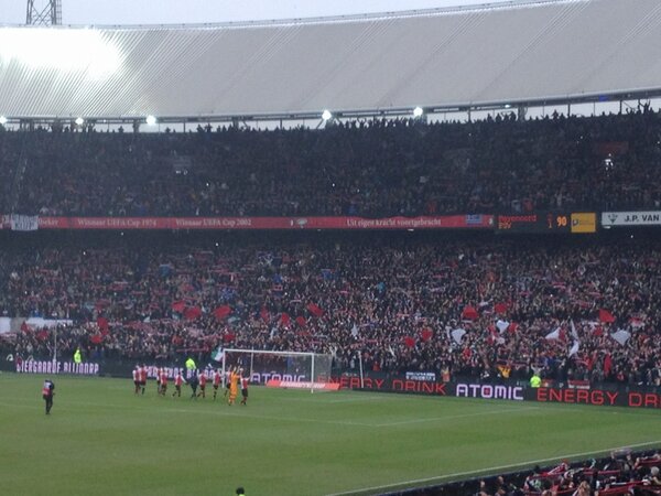 Feyenoord's tweet photo. Legioen en spelers vieren feest in kolkende Kuip na 2-1 zege op PSV. Wat een sfeer! #FEYpsv http://t.co/tGJaVuHYAW