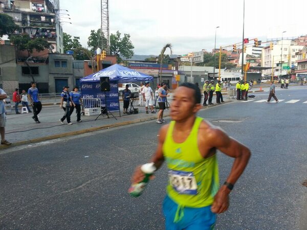 ODProducciones's tweet photo. Maratinistas de toda venezuela activos en el @maraton_CAF  pasando por el km 13 apoyamis siempre el deporte @kpmg_ve http://t.co/kqCV0V2oH9
