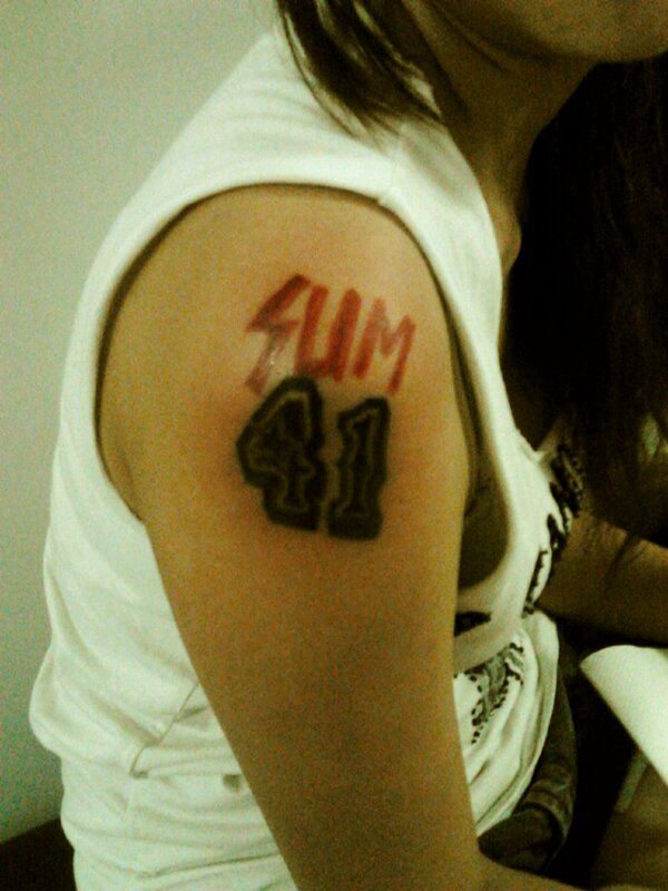 V_n_z_a_41's tweet photo. And now my @Sum41  tattoo is complete !!! http://t.co/RKtxELe9h3