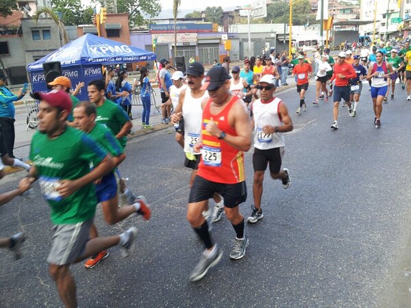 ODProducciones's tweet photo. Desde el km 13 @kpmg_ve apoyando a los atletas @maraton_CAF activos..llenos de energia http://t.co/FcrrkRjDL2