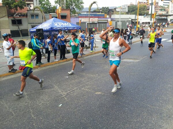 ODProducciones's tweet photo. #animo #sisepuede #km13 @maraton_CAF y @kpmg_ve siempre apoya el deporte. http://t.co/aIhJgFhFks