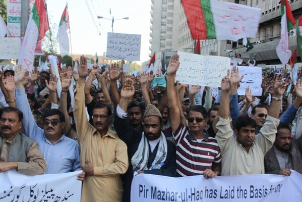 OfficialMQM's tweet photo. Picture8: #SaveHydUni bill to be presented in #Sindh Assembly thousands of people raise their hand in support #MQM http://t.co/yUGZHXnTOi