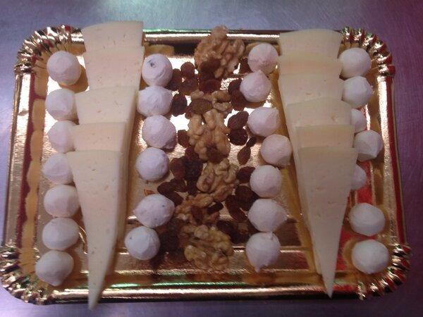 Safates de formatges,per celebracions, sopars ,pica pica.