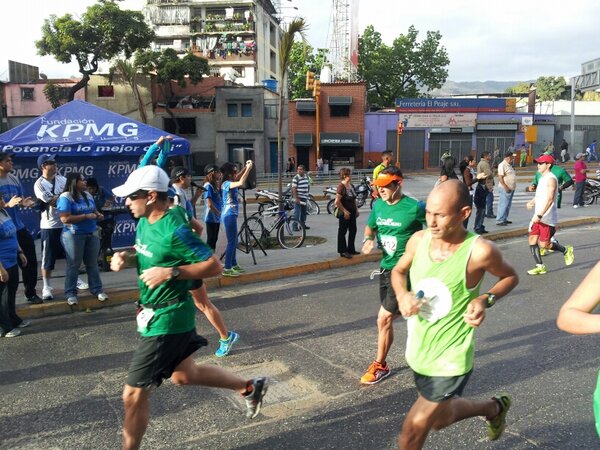 ODProducciones's tweet photo. Excelente el km 13 activando y apoyando a nuestros maratonistas. Mas de 30paises participando @kpmg_ve @maraton_CAF http://t.co/D839BdCm7Y