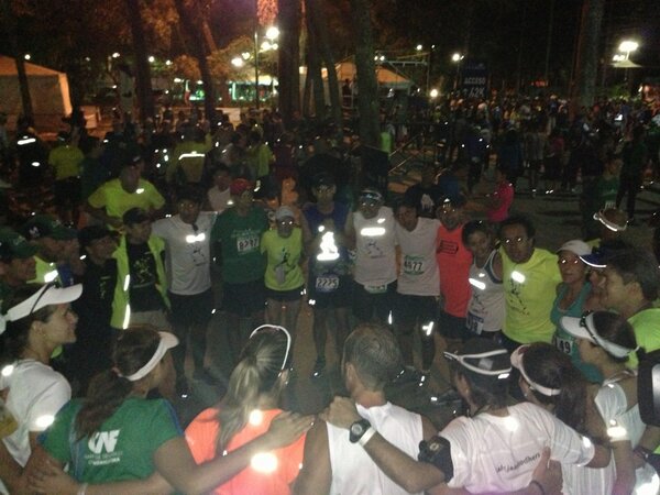 Sumandokm's tweet photo. Antes de comenzar la caf @RunnersVzla @afromunpa666 grabando docu... http://t.co/vz2MsFYh48