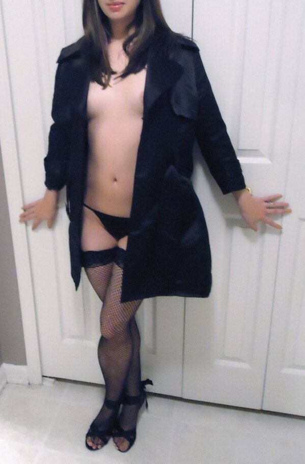 ThighHighsOnly's tweet photo. A sexy wife in #thighhighs http://t.co/rQHYdalZL8