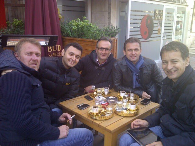 [Resim: BD40L7cCQAABIiA.jpg:large]