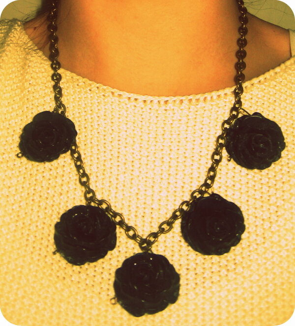 Tssieraden's tweet photo. Superleuke statement ketting met grote rozen. Heel leuk op een wit bloesje of trui. Voor 4,99 http://t.co/LUdX49pe70