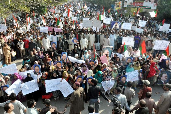 OfficialMQM's tweet photo. Picture18: #Hyderabad Demonstration Against PirMazharulHaq's Bias remarks2not allow #Hdyerabad University #SaveHydUni http://t.co/sHn7N5toSa