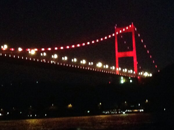 silagencoglu's tweet photo. Pavyona düşen Boğaz köprüsü http://t.co/Lf9CiAhXRB