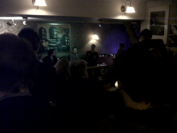 JeroenvanSpijk's tweet image. Een bomvol cafe P96 waar de drie landelijke #D66 voorzitters-kandidaten in debat zijn #d66vz020