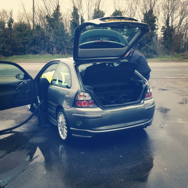 Ryan_Tingey's tweet image. Romanians love cleaning my car #cheap #Romanians #tenPound