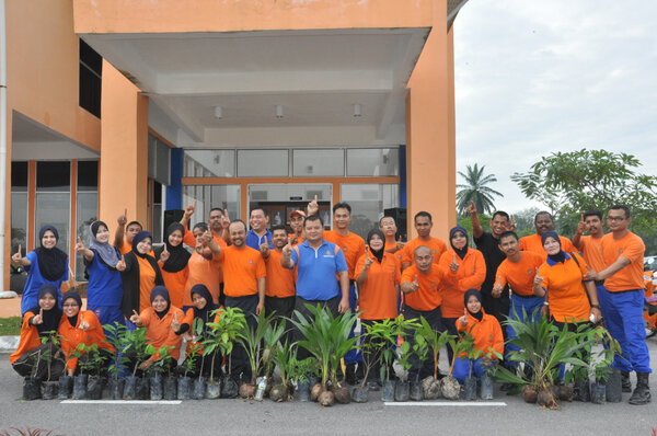 JPAMLMS's tweet photo. Program Bumi Hijau Skuad Muda KDN sejuta pokok di PDPA LMS @PPANPerak @dbu9877 @kpjpam @TKPOjpam http://t.co/MPv6AT7zlC